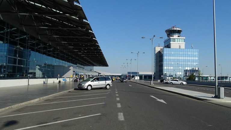 Letecké společnosti zakázaly některé oblečení. Pokud si ho vezmete na sebe, nepustí vás na palubu letadla 1 parkovani parkoviste auto letiste