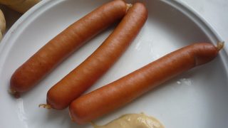Všemi milované párky jsou vrcholem nechutnosti. Prodávaly se ve velkém. Nedávno se ale o nich zjistila velká nepříjemnost