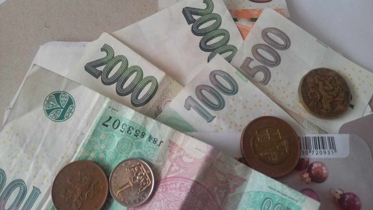 Zaplatili jste tuhle daň? Pokud ne, už vám nabíhá penále. Dejte si pozor, může to skončit exekucí 1 penize bankovky mince
