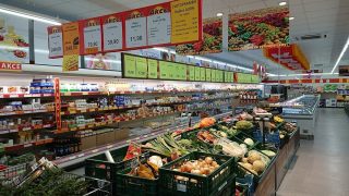 V obchodě se rozšířil nešvar, který je nezákonný. Aspoň jednou to přitom udělalo 99 % Čechů. Pokladní už se bouří