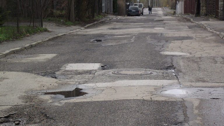 Češi, kteří někdy na silnici projeli výmol mají nárok na bohatou odměnu. Stát se tím omlouvá za špatný stav komunikací 1 silnice auta