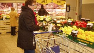 Novinka v supermarketech: Kdo si v obchodě nestihne rychle nakoupit, zaplatí poplatek. Už to začalo platit