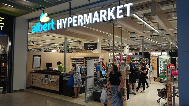 Zjistilo se, kolik pobírají prodavačky v Albertu. Na takové peníze si sáhne opravdu málokdo 1 albert obchod supermarket nakupovani pokladny kasy pokladna