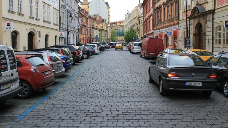 Řidiči vybraných aut budou nově na povinném ručení platit astronomické částky. Dotkne se to desítek tisíc lidí 1 auta parkoviste parkovani auto ulice