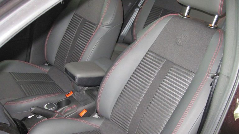 Policie začala lidem kontrolovat sedačky v autě. Kdo tam nemá ty správné, schytá pokutu 5 000 Kč. Týká se to spousty Čechů 1 auto sedacky autosedacky sedadla
