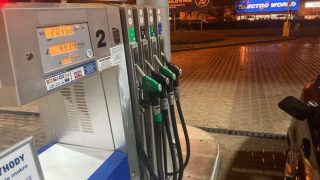 Nová cena za 1 litr benzínu a nafty: 50 Kč. Kdo odmítne zaplatit, ten bude muset jezdit autobusem