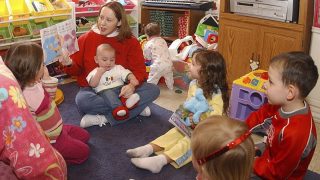 Vláda řekla: Kdo bude sousedovi hlídat dítě, dostane odměnu 70 000 Kč každý měsíc