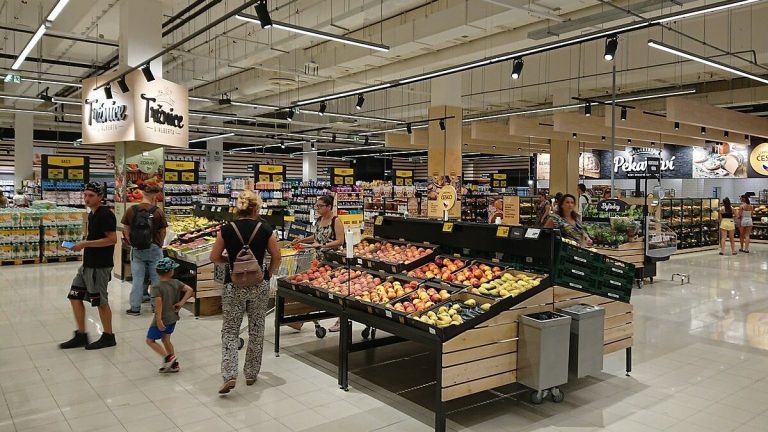 Právě teď zdražuje potravina, kterou si kupuje 9 z 10 Čechů. Lidé si hromadně začínají dělat zásoby, prý bude daleko hůř 1 obchod supermarket nakupovani nakup potraviny ovoce zelenina albert