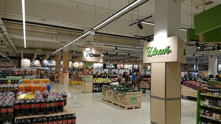 Potvrzeno: Hned dvě klíčové potraviny brzy astronomicky zdraží. Kdo si včas neudělá zásoby, ten se nedoplatí 1 obchod supermarket potraviny nakupovani