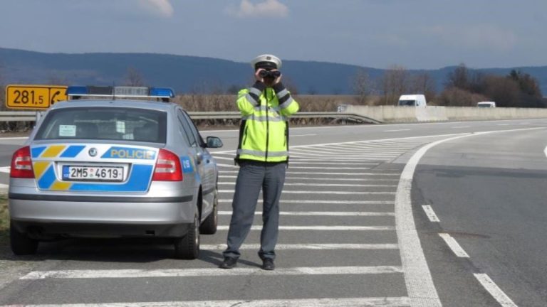 Policista prozradil: Těchto 5 značek aut zastavujeme nejčastěji. Pokud řídíte jednu z nich, máte už předem zaděláno na problém 1 policie silnice kontrola policista
