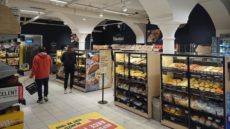 Zjistilo se, jak ušetřit na potravinách tisíce Kč každý měsíc. Jde o jednoduchý trik, na který Češi zapomínají 1 potraviny supermarket pecivo nakupovani obchod