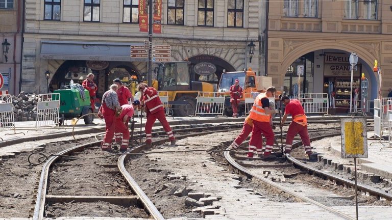 Šestidenní pracovní týden: Lidé budou v práci o den déle. Změna už vešla v platnost 1 prace delnici pracovnici zamestnanci stavba
