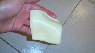 Všemi oblíbený sýr je jedna velká lež. Není vůbec to, za co se vydává. Denně si ho přitom kupují tisíce lidí