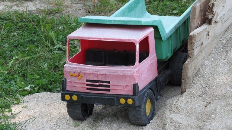 Některé staré hračky se dají prodat za pohádkové částky. Plastové autíčko z dob Československa stojí přes 200 000 Kč 1 tatra auto hracka