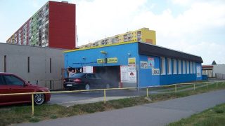 Jezdíte s autem do myčky? Lidem, kteří to dělají se právě vyplácí velké sumy peněz. Musíte si o ně ovšem říct