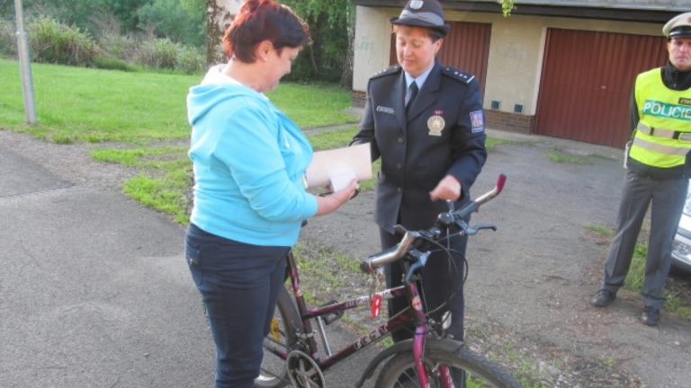 Cyklisté a řidiči, pozor: Pokud v roce 2025 pojedete na silnici tímto způsobem, čeká na vás pokuta 20 000 Kč 1 cyklista kolo policie