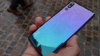 Vláda jasně řekla: Majitelé mobilních telefonů budou odvádět každý měsíc poplatek