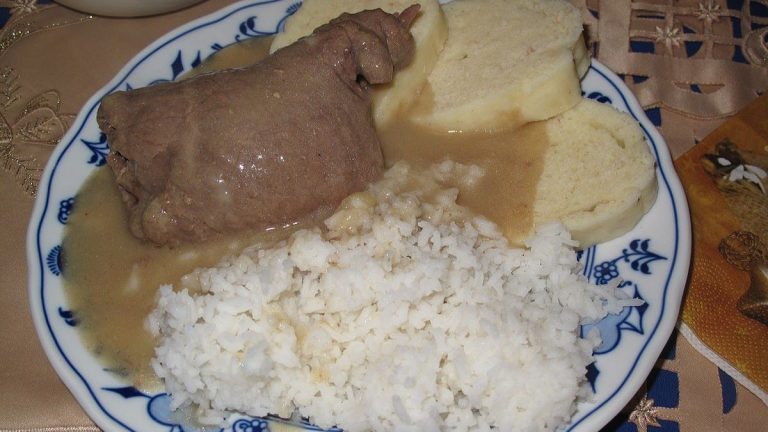Oběd za 50 Kč: Češi objevili restauraci, kde si dají chutné jídlo za staré ceny. Jsou z toho naprosto unešeni 1 obed maso ryze knedliky spanelsky ptacek