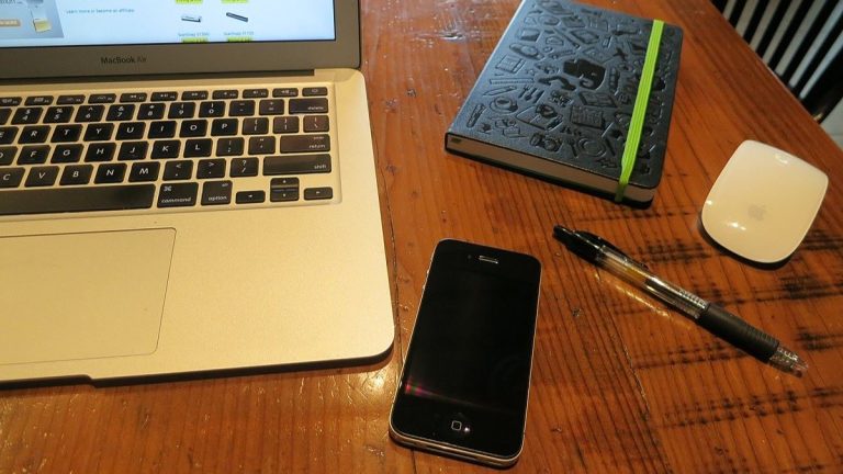 Někteří lidé ztratí přístup k mobilnímu internetu. Nespustí většinu aplikací, nepoužijí už ani GPS navigaci 1 pocitac telefon
