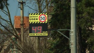 Kdo dostal v autě pokutu za rychlost, tomu stát vrátí peníze. Stala se chyba v systému