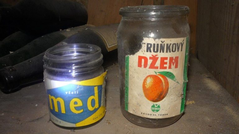 Máte ve sklepě staré věci z ČSSR? Máte vyhráno, momentálně se totiž dají prodat za statisíce korun 1 sklenice dzem med marmelada
