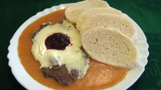 Nové ceny jídel v restauracích: Svíčková za 500, Guláš za 470 Kč. Češi absolutně nechápou, že za tohle někdo zaplatí