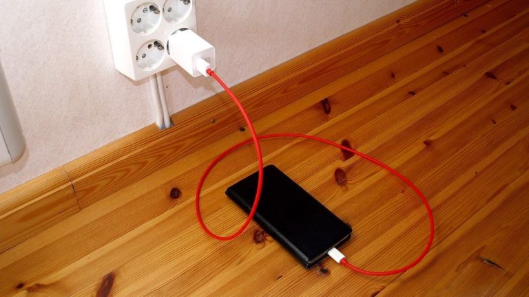 Naléhavé: Za nabíjení telefonu tímto způsobem policie uděluje pokutu 100 000 Kč. Dejte si na to pozor 1 telefon mobil nabijeni nabijecka zasuvka