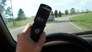 Kdo bude používat mobil během jízdy, tomu policie telefon nadobro zabaví. Strážníkům už s neukázněnými řidiči dochází nervy