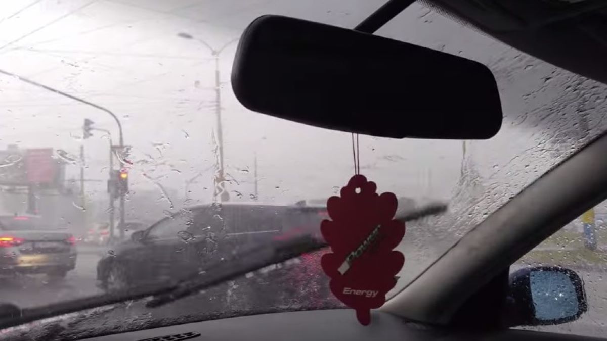 Řidiči, zkontrolujte si na svém autě důležitou věc. Všichni ji ignorují, přitom za ni hrozí pokuta 2 000 Kč