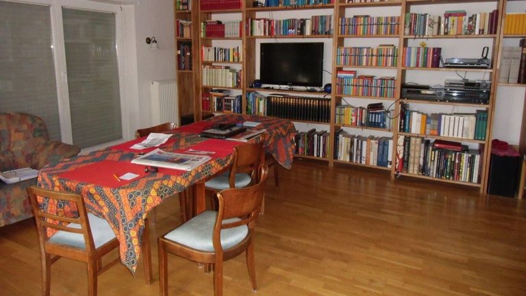 Staré křeslo po babičce za 190 tisíc korun? Je tomu tak. Kdysi ho měl doma každý, dnes je po něm sháňka 1 byt domov obyvak obyvaji pokoj domacnost dum