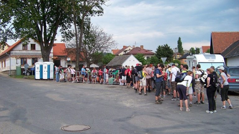 V Česku budou už brzy nové obchody: Budou se tam stát fronty, lidé jsou už teď natěšeni. Ve slevě bude úplně všechno 1 fronta lidi