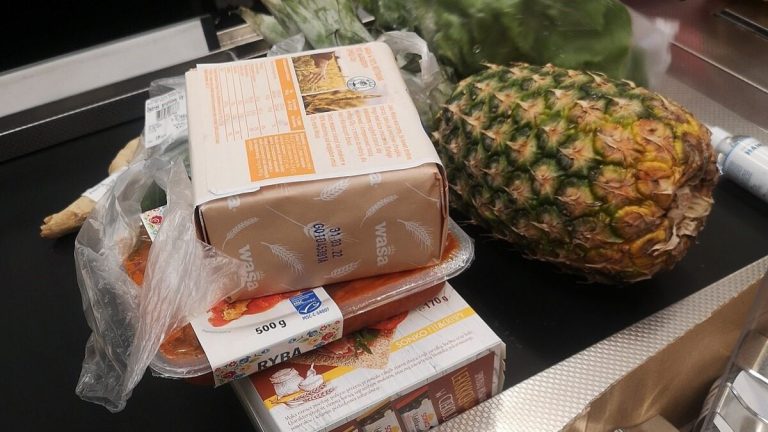Štvaly ho vysoké výdaje a drahé potraviny, tak si je začal ze supermarketů brát. To i přesto, že bere plat 75 000 Kč 1 jidlo potraviny nakup