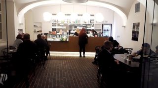 Sotva si sednete a už platíte: Restaurace zavádějí nový systém, ze kterého jsou zákazníci bezradní
