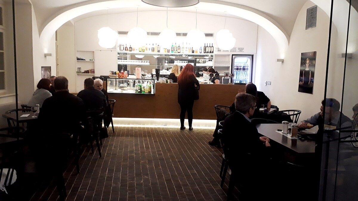 Sotva si sednete a už platíte: Restaurace zavádějí nový systém, ze kterého jsou zákazníci bezradní