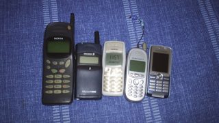 Staré mobilní telefony se nevyplatí vyhazovat. Dají se prodat za statisíce korun. Ceněné jsou staré iPhony a Motoroly