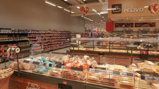 Zákaz sahání na pečivo v obchodech. Lidé budou nově potraviny nabírat speciální pomůckou