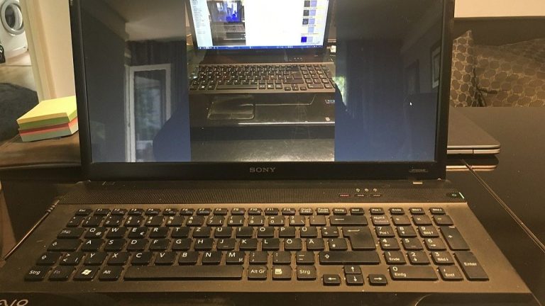 Kdo navštíví jednu z těchto internetových stránek, zaplatí poplatek. O tom, že jste o peníze přišli, se často ani nedozvíte 1 pocitac notebook