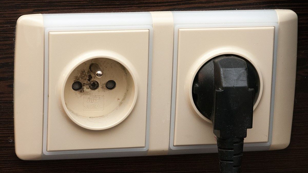 Tento spotřebič by nikdy neměl zůstat zapojený v zásuvce. Kdo ho v ní nechá, ten se nakonec nedoplatí