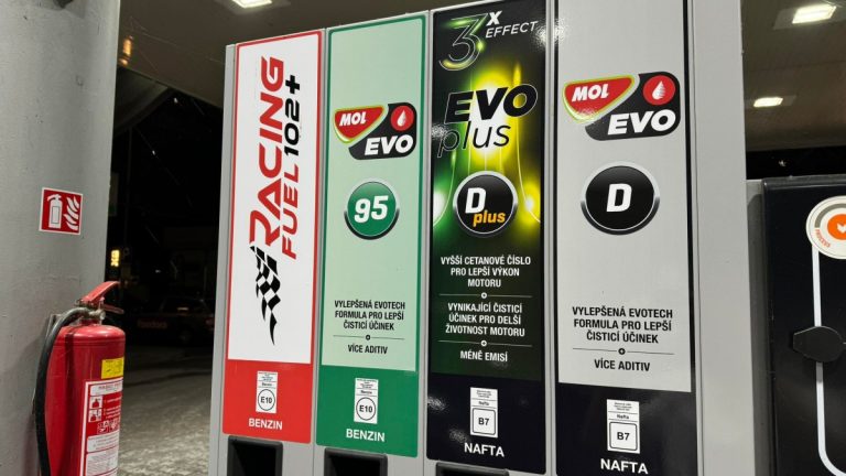 Řidiči v Česku nadávají na pohonné hmoty úplně zbytečně. Benzín je tu kvalitní, navíc jeden z nejlevnějších v Evropě 1 zavodni benzin cerpaci stanice