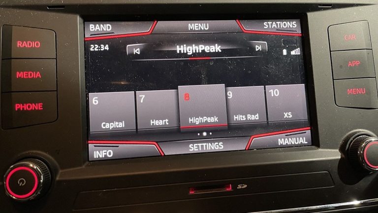 Kdo si bude v autě pouštět hudbu, toho může čekat mastná pokuta. Je to vážné, doplatil na to už nejeden řidič 1 auto radio