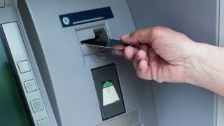 Pozor na vybírání hotovosti z bankomatu. Jednou do něj vložíte svou kartu a přijdete o všechny své peníze. Jde o nový podvod
