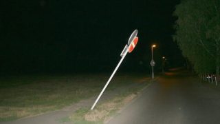 Kdo se nebude k dopravní značce chovat tak, jak má, dostane obří pokutu a půjde do vězení. Neznalost zákona neomlouvá