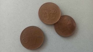 Desetikoruna se špatnou ražbou se před pár lety prodala za více než 600 000 korun. Mince jsou stále v oběhu