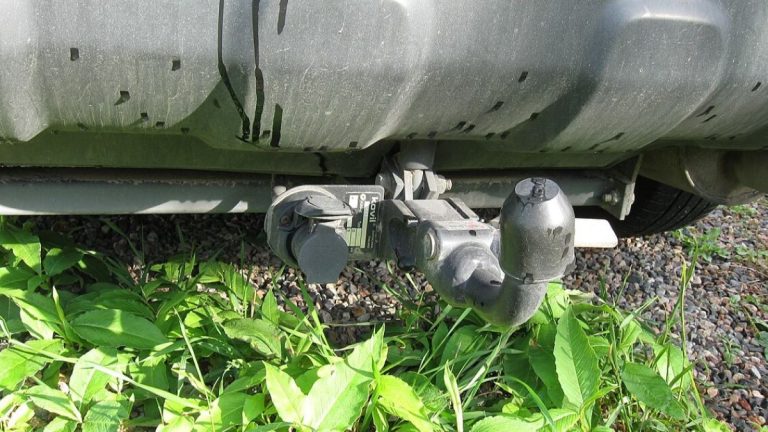 Za tažné zařízení na autě hrozí pokuta 2 500 Kč. Policii zajímá, zda jde sundat bez nářadí, či nikoliv 1 tazne zarizeni koule auto