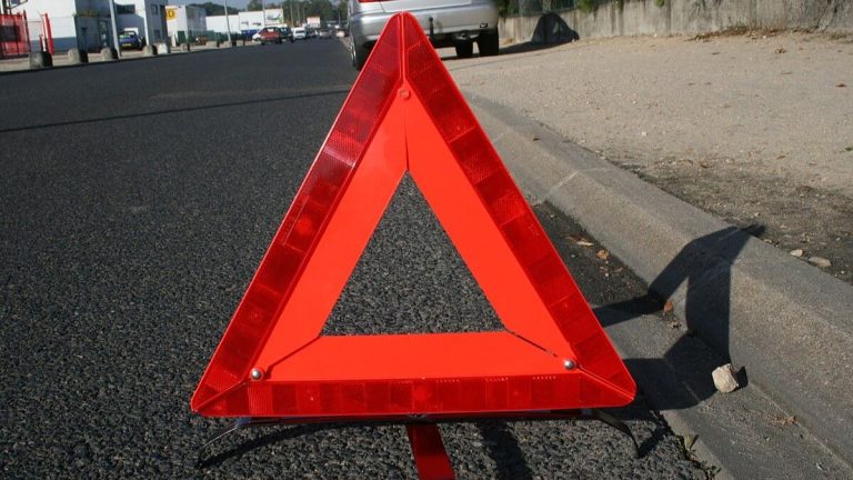 Povinná výbava, která bude platná už 1. ledna: Jedná se o zcela novou technologii. Kdo ji nebude mít, schytá pokutu 1 vystrazny trojuhelnik povinna vybava