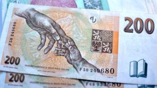 Na pohled běžná dvousetkorunová bankovka má ve skutečnosti hodnotu až 700 000 Kč. Poznávací znamení je na stříbrném proužku