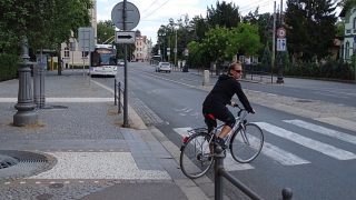 Můžete předjíždět cyklistu přes plnou čáru, nebo ne? Nová pravidla mluví jasně, raději si to nastudujte