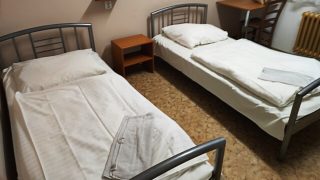Důchodce neměl dost peněz na život. Odstěhoval se tak z domova pro seniory a teď bydlí v hotelu. Ušetří díky tomu každý měsíc