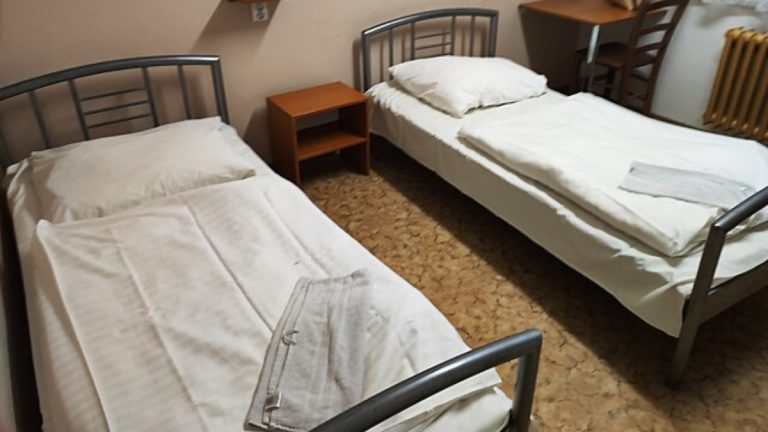 Důchodce neměl dost peněz na život. Odstěhoval se tak z domova pro seniory a teď bydlí v hotelu. Ušetří díky tomu každý měsíc 1 hotelovy pokoj hotel postel