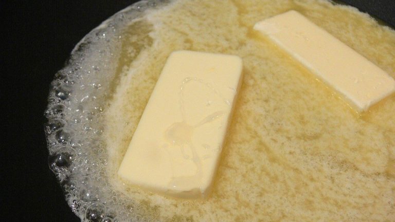 V obchodech se objevilo nechutné máslo. Kéž by jen lidé věděli, za co platí tak vysoké částky 1 maslo